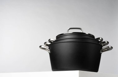 Gri arkaplanda yeni ev yapımı yemek takımı kapat