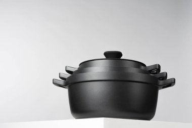 Gri arka plan görünümünde siyah tencereler