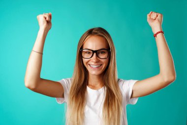 Mutlu gülümseyen genç kadın başarıyı kutluyor..