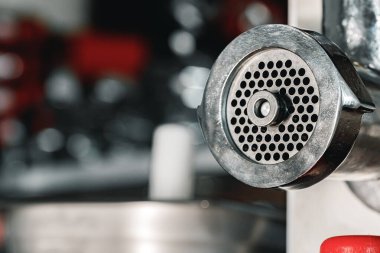 Endüstriyel yeni et öğütücüsü bir dükkana yakın.