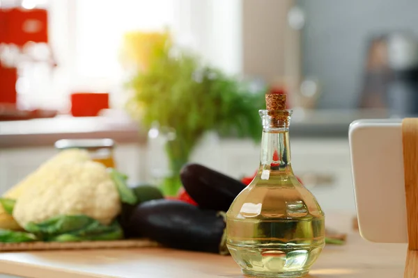 Szklana butelka oleju na blacie kuchennym — Zdjęcie stockowe