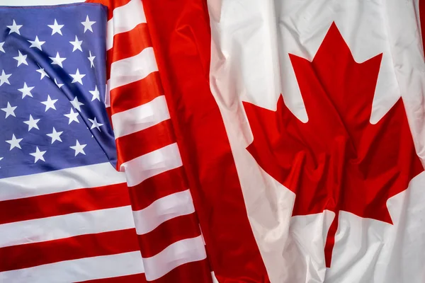 加拿大和美国的国旗折叠在一起 — 图库照片