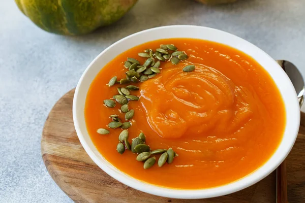Close up photo of pureed pumpkin soup with pumpkin seeds — Stock Photo, Image