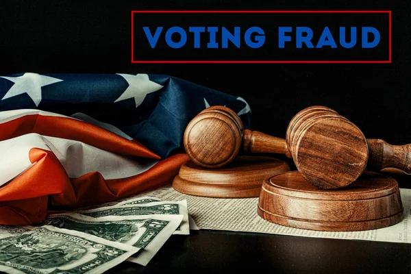 Знак мошенничества на выборах и деревянный молоток судьи с флагом США — стоковое фото