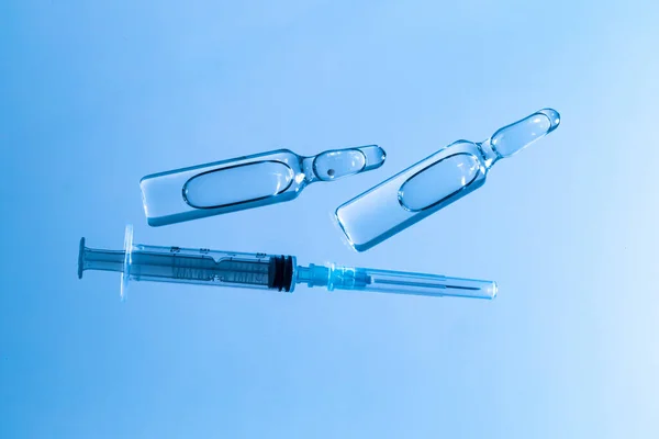 Medische injectieflacon met medicatie en spuit van dichtbij — Stockfoto