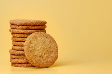 Kağıt arkaplanda yuvarlak yulaf kurabiyeleri yığını