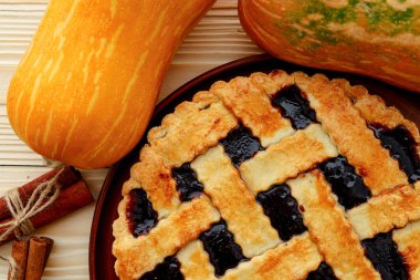 Tahta masada çilekli turta ve portakallı balkabağı.