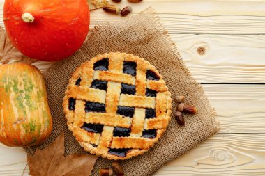 Tahta masada çilekli turta ve portakallı balkabağı.