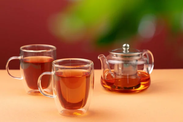 Glas Teekanne und zwei Glasbecher mit Tee — Stockfoto