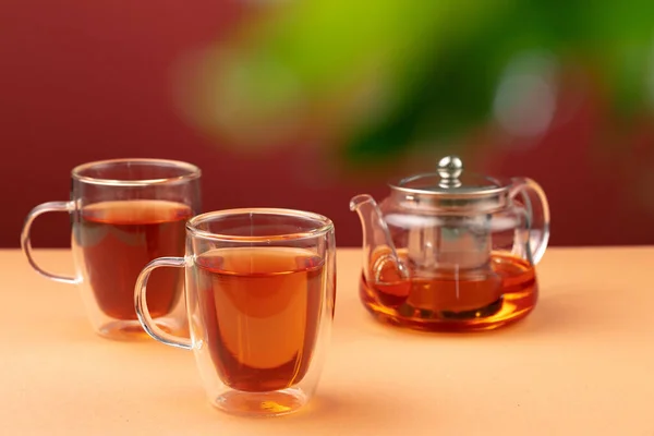 Théière en verre et deux tasses en verre avec thé — Photo