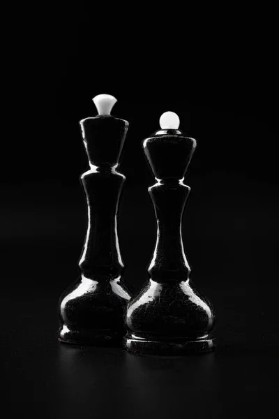 Šachové figurky na tmavém černém pozadí zavřít — Stock fotografie