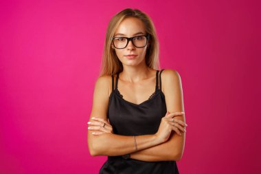 Uzun sarı saçlı hoş bir genç kadının portresini yakından çek..