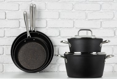 Masada beyaz tuğla duvara karşı yemek takımı