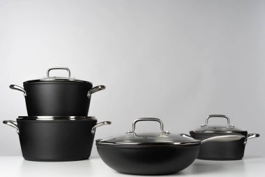 Gri arkaplanda yeni ev yapımı yemek takımı kapat