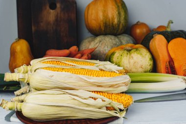 Mutfak masasında balkabağı ve mısır koçanı.