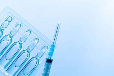 İlaç ve şırıngayla dolu bir ilaç şişesi.