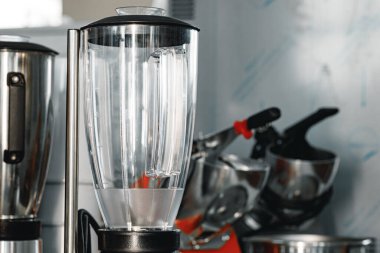 Bir dükkanda blender karıştırıcı.