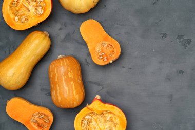 Koyu arkaplan görünümünde kabak yığını