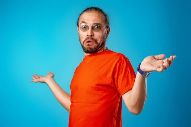 İnek, cahil bir adam. Bilmiyor.