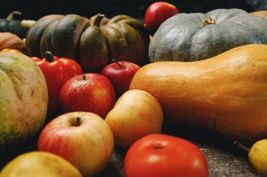 Ahşap arka planda balkabakları ve kırmızı elmalar
