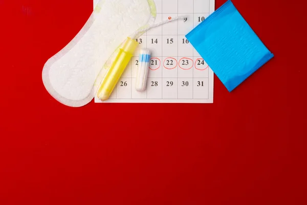 Calendario de menstruación femenina y almohadillas higiénicas vista superior — Foto de Stock