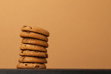 Bej arka planda birikmiş çikolata parçalı kurabiyeler