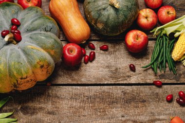 Yıpranmış ahşap arka planda sonbahar sebzeleriyle güzel bir kompozisyon.