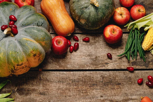 Yıpranmış ahşap arka planda sonbahar sebzeleriyle güzel bir kompozisyon.