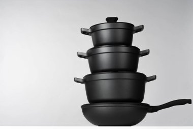 Gri arka plan görünümünde siyah tencereler