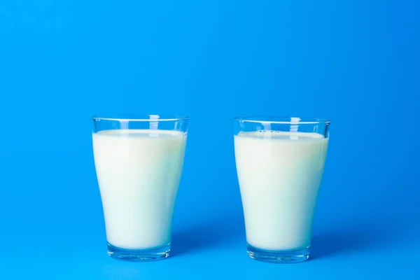 푸른 배경에 신선 한 우유를 바른 유리병 — 스톡 사진