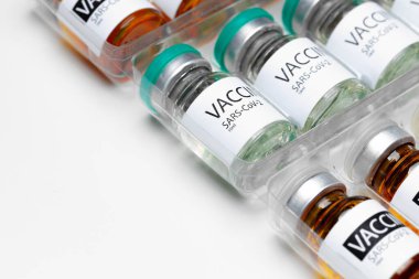 Sars-cov-2 aşısı şişeleri yakın çekim