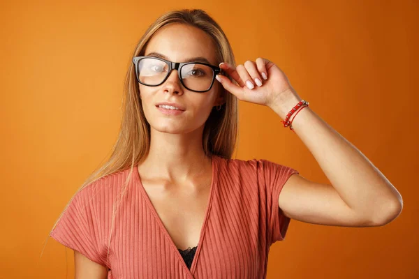 Närbild porträtt av en trevlig ung kvinna med långt blont hår. — Stockfoto