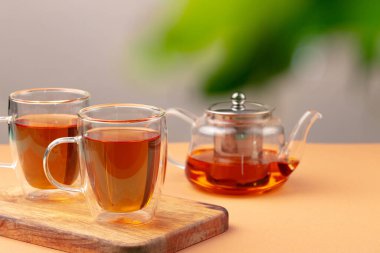 Cam çaydanlık ve iki bardak çay.