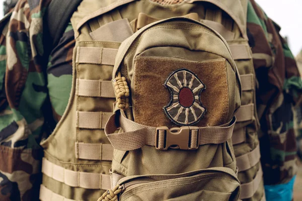 Військовий рюкзак з нашивкою на зовнішній стороні — стокове фото
