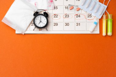 Regl takvimi, hijyenik pedler, tamponlar, haplar.