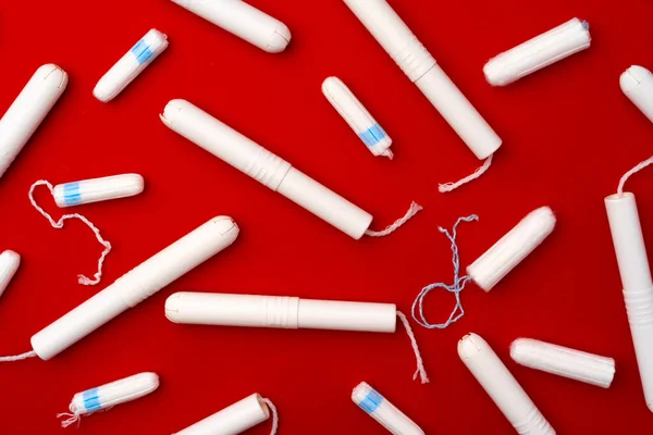 Mucchio di tamponi femminili su sfondo rosso — Foto Stock