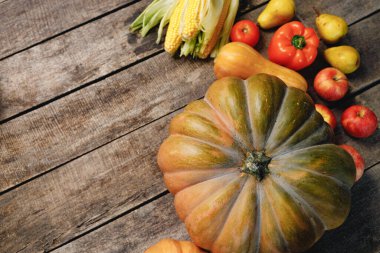 Yıpranmış ahşap arka planda sonbahar sebzeleriyle güzel bir kompozisyon.