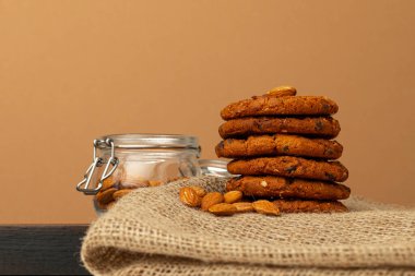 Bej arka planda birikmiş çikolata parçalı kurabiyeler