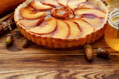 Tahta masadaki elmalı turtayı kapat.