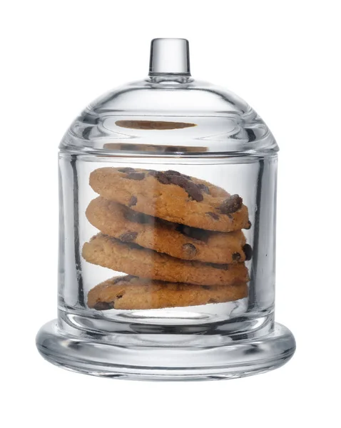 Vasetto di vetro con gocce di cioccolato biscotti all'interno su sfondo bianco — Foto Stock