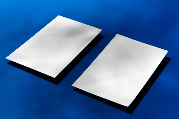 Dos pilas de tarjetas de visita en blanco sobre fondo azul — Foto de Stock