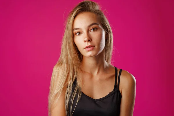 Retrato de cerca de una joven agradable con el pelo largo y rubio. — Foto de Stock