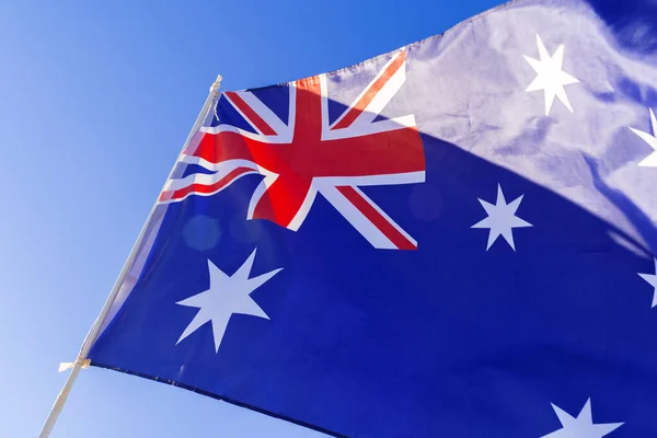 Australische Flagge weht gegen blauen Himmel — Stockfoto