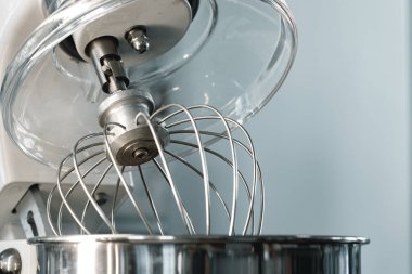 Endüstriyel mikserler mağazadaki raflarda. Yakın plan.