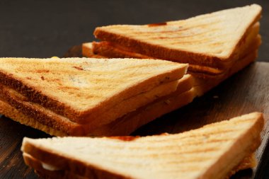 Tahtada kızartılmış üçgen sandviç çeşitleri.