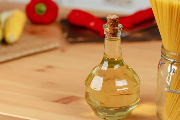 Bottiglia di vetro di olio sul bancone della cucina — Foto Stock