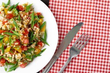 Siyah ahşap masada bulguru ve sebzeli Gürcü Tabbouleh salatası.