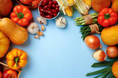 Mavi arka planda renkli sebzelerin güzel çeşitleri