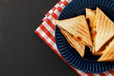 Tabakta üçgen sandviç yığını var. Yakın çekim.