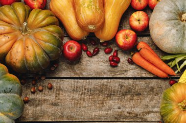 Yıpranmış ahşap arka planda sonbahar sebzeleriyle güzel bir kompozisyon.
